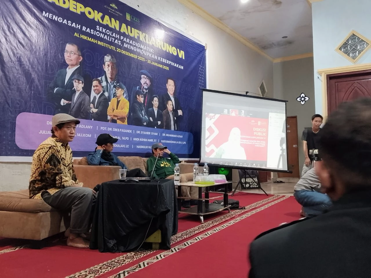 Fajar Ahmad Husein  bersama moderator memandu jalannya diskusi Padepokan Aufklärung VI yang membahas posisi Indonesia di tengah krisis kemanusiaan global, di Makassar, Sabtu (10/1/2026).
